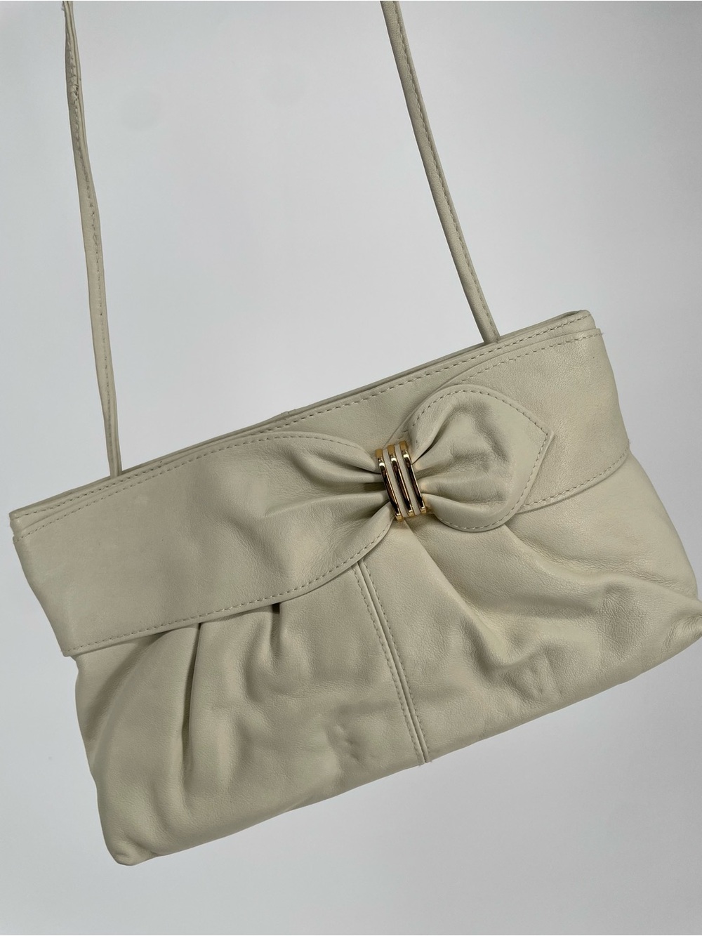 80s VTG Cream Leather Hinged Frame Gathered Detail Crossbody Handbag Gold Accent